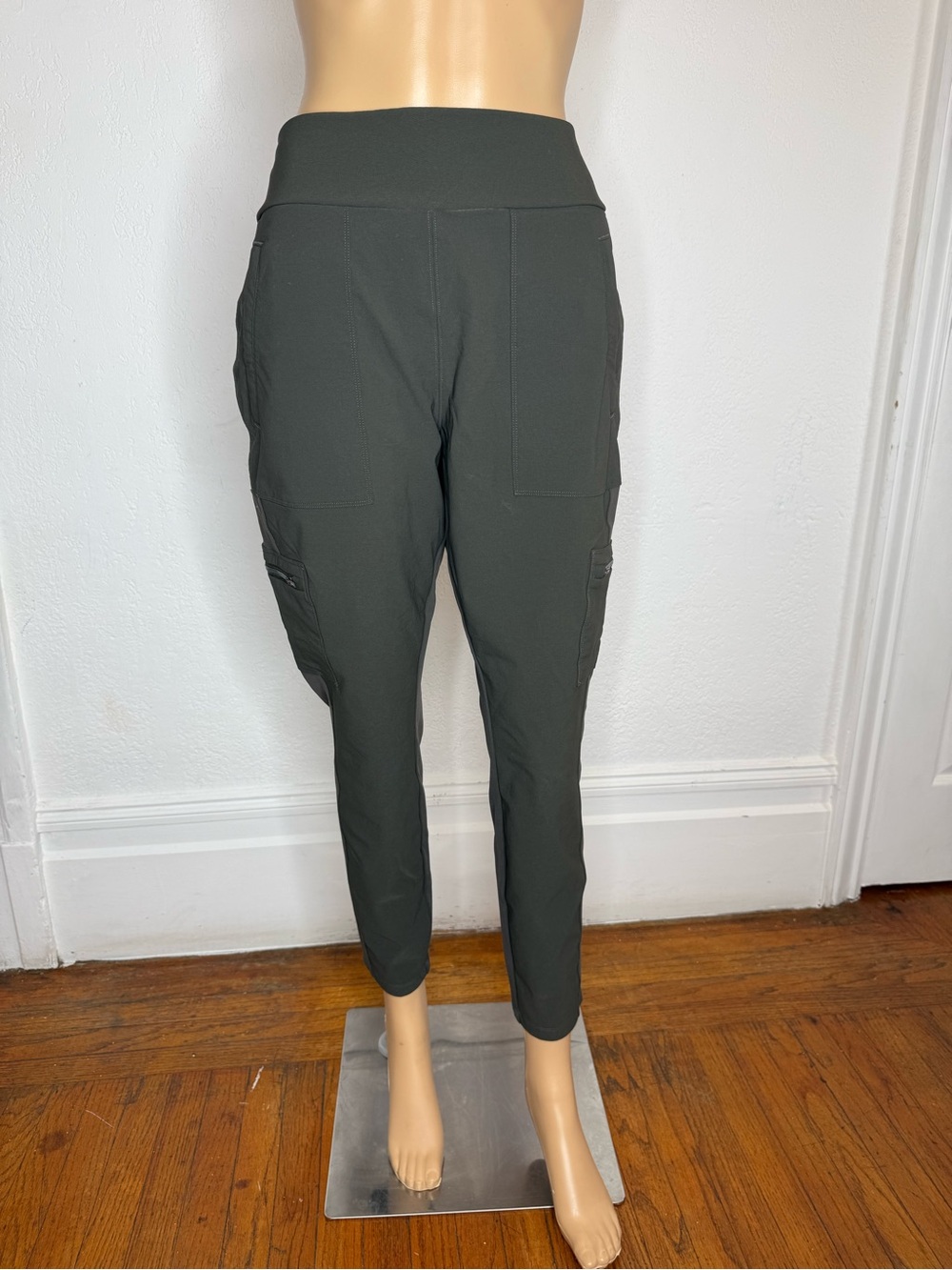 Athleta Leggings Woman's Headlands Hybrid Cargo II Tight Green Pockets Size 16